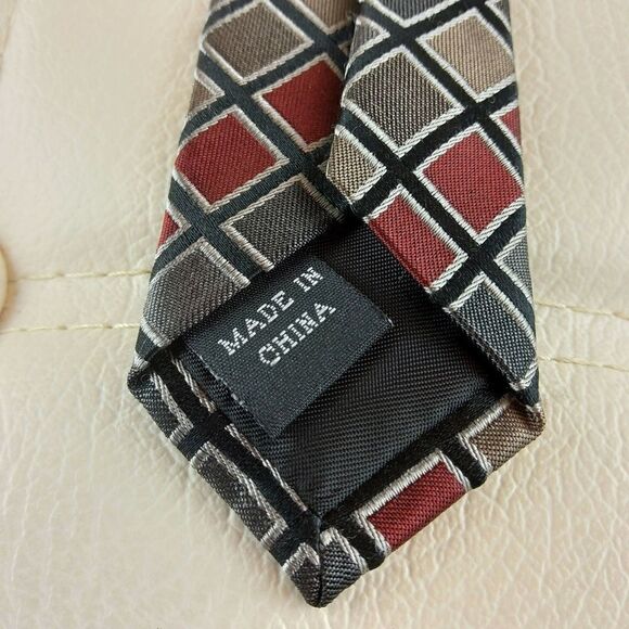 Kenneth Cole Reaction silk diamond print tie - Picture 6 of 6